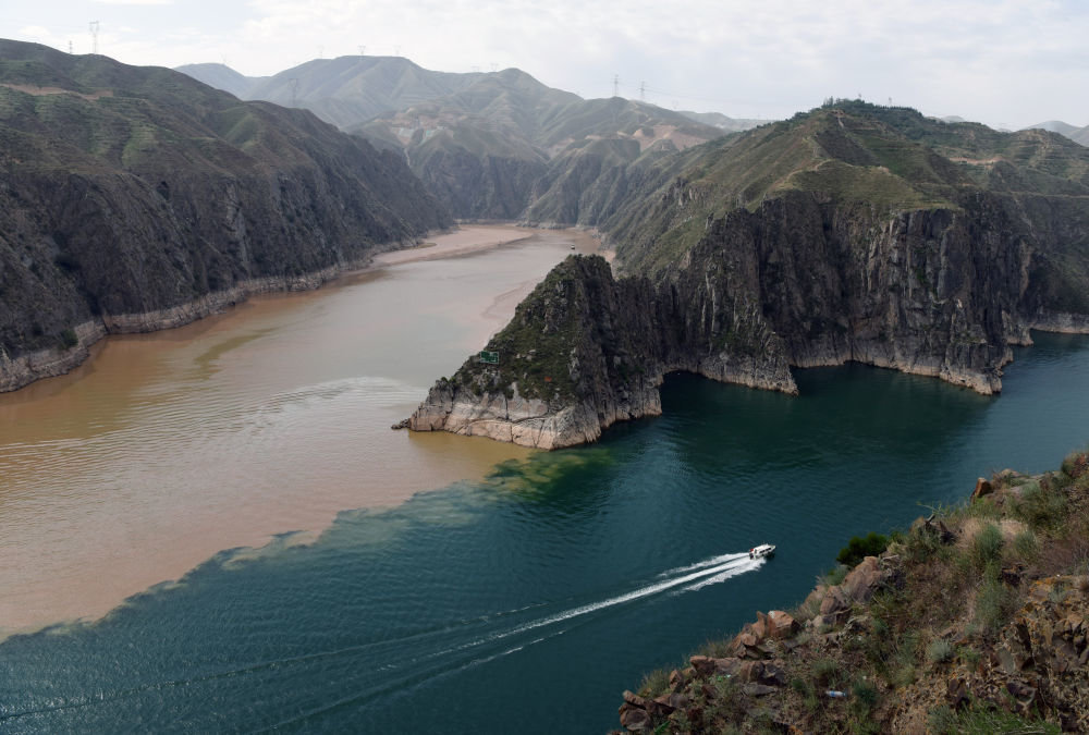 在永靖县刘家峡水库，一艘快艇在洮河和黄河的汇合水域行驶（资料照片）。新华社记者马宁 摄