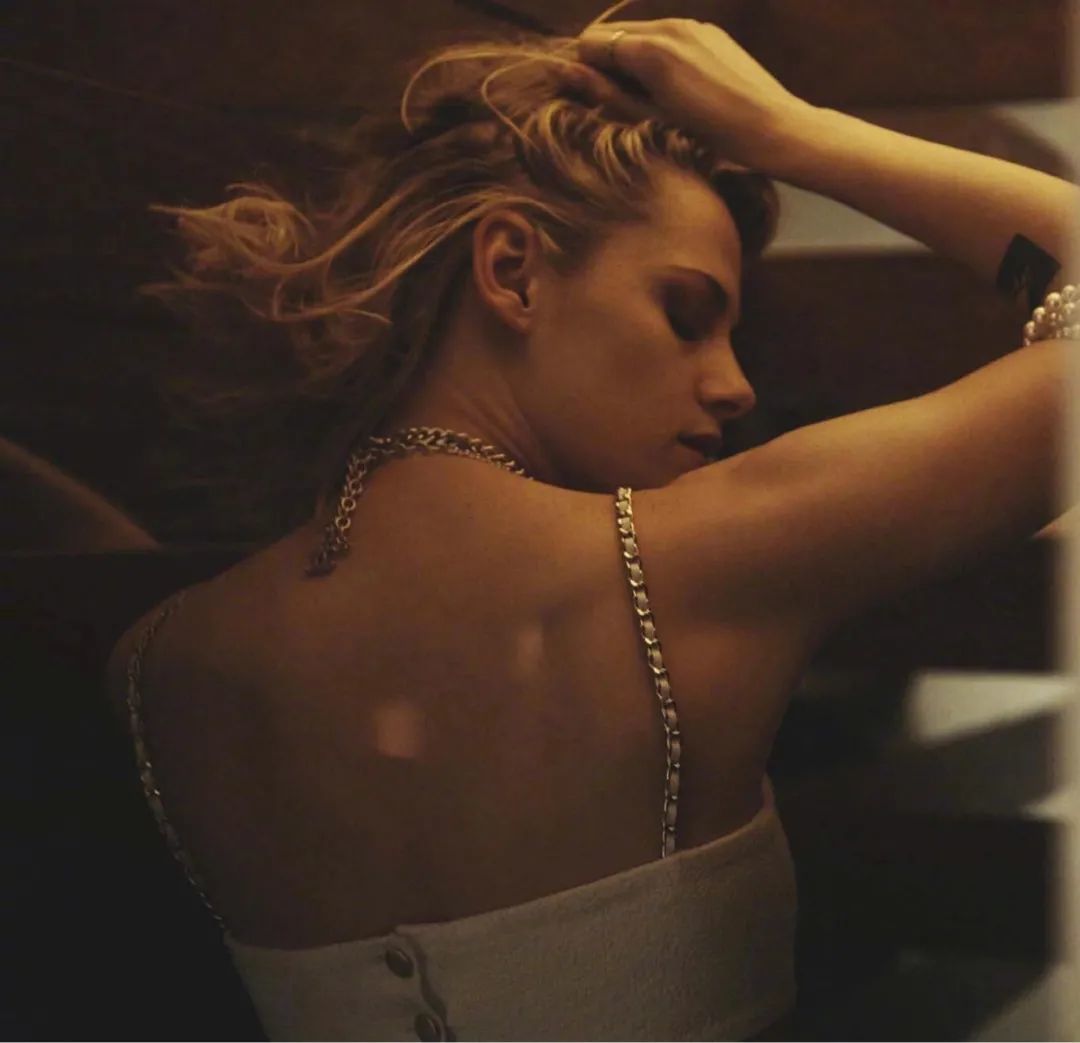 克里斯汀·斯图尔特封面大片释出，率性摩登的大女主气场，又帅又美！_凤凰网, image size:1080x1043