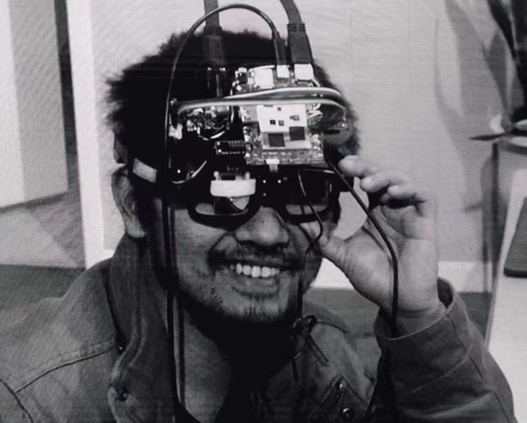 2017 年，Rokid 就已研制出 AR 眼镜原型机。