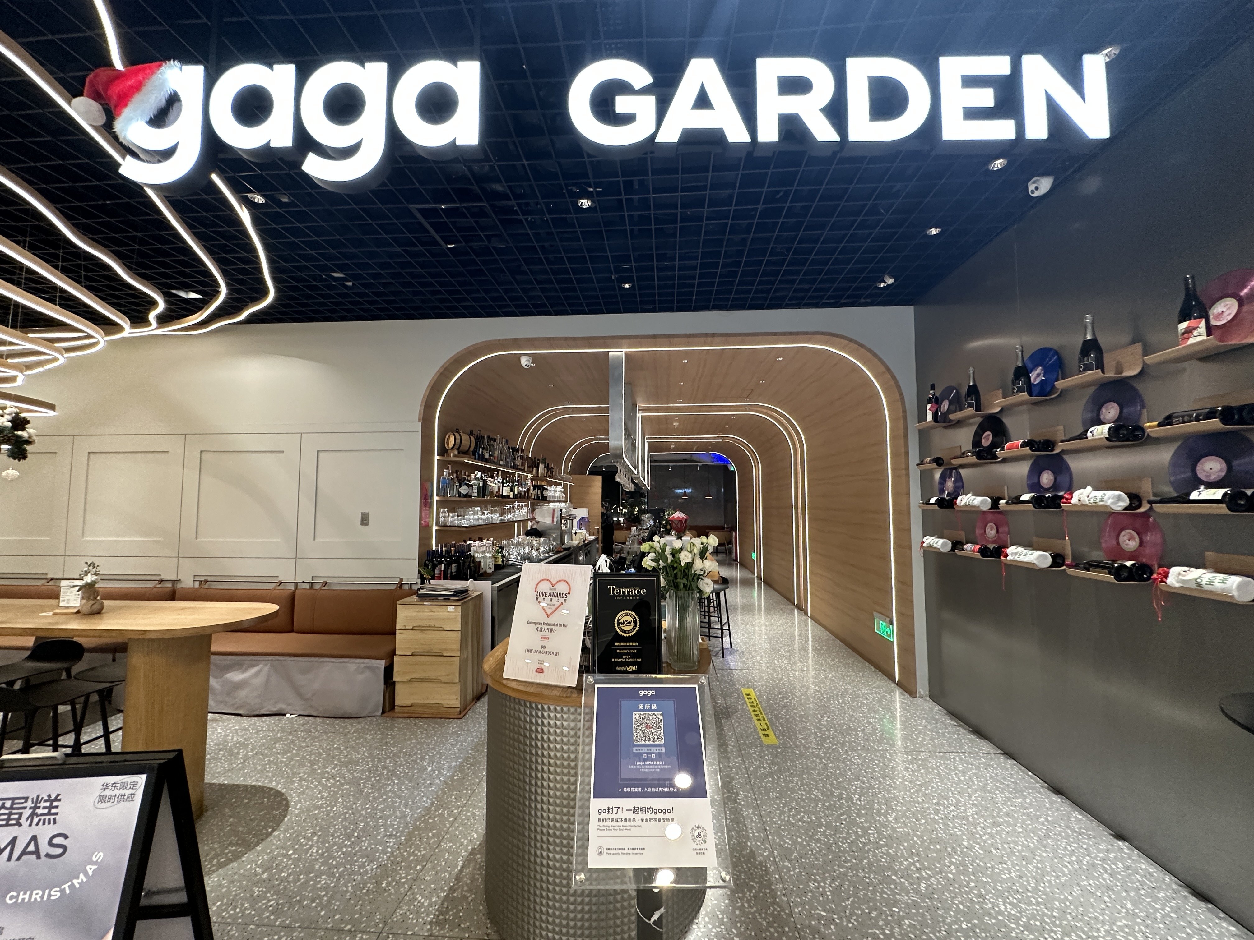 徐汇环贸iapm一餐饮点,场所码张贴在醒目处。澎湃新闻记者 巩汉语 拍摄