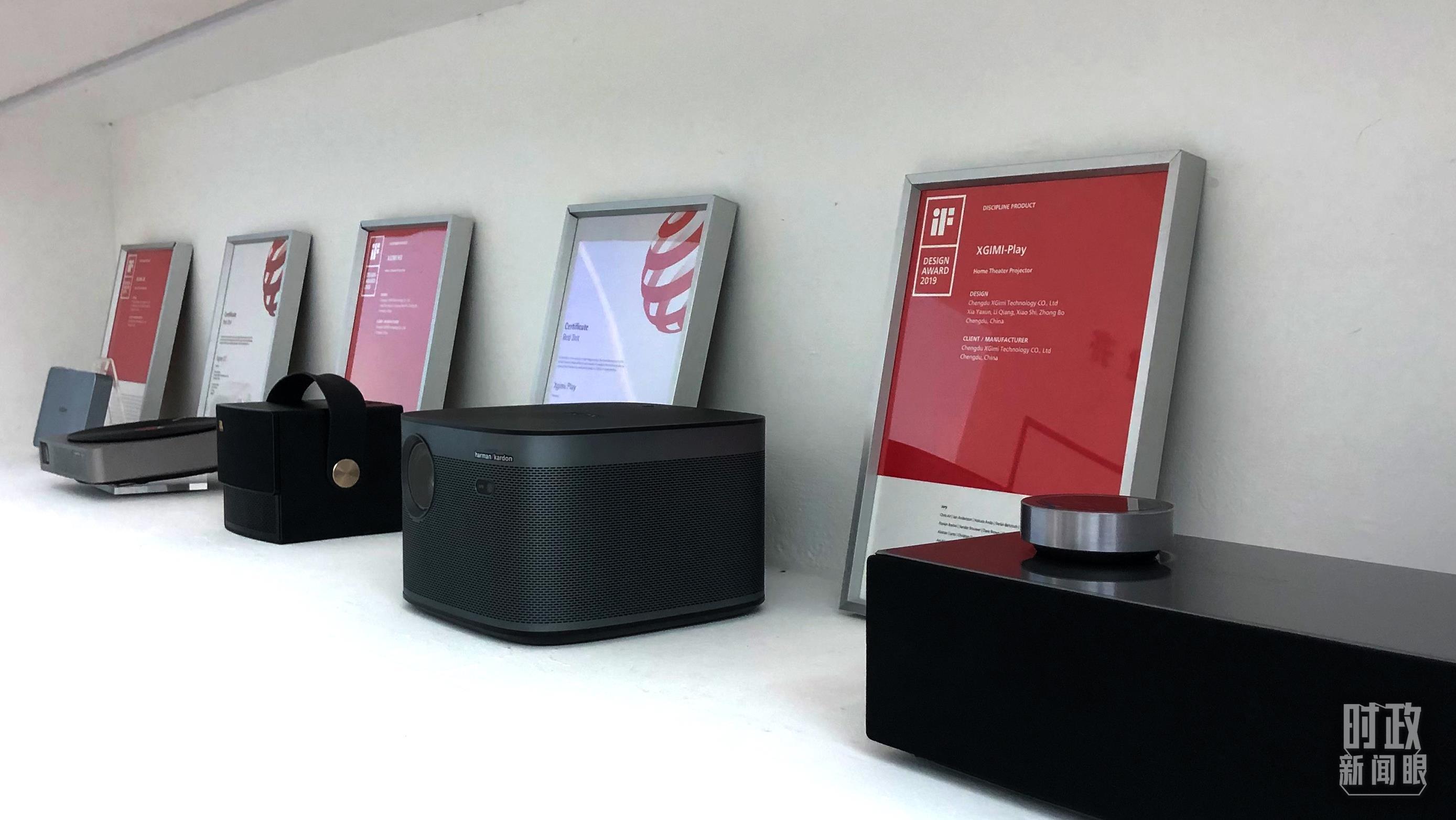 △智能投影仪器展示。（总台央视记者许永松拍摄）