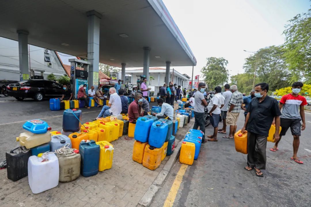 当地时间4月2日，斯里兰卡科伦坡，燃料短缺，人们拿着空罐在燃料泵站排队购买燃料。/IC photo