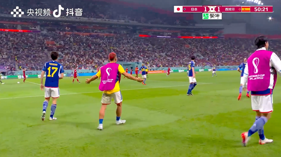 日本队进球后暂停庆祝等待判罚 图源：抖音直播截图
