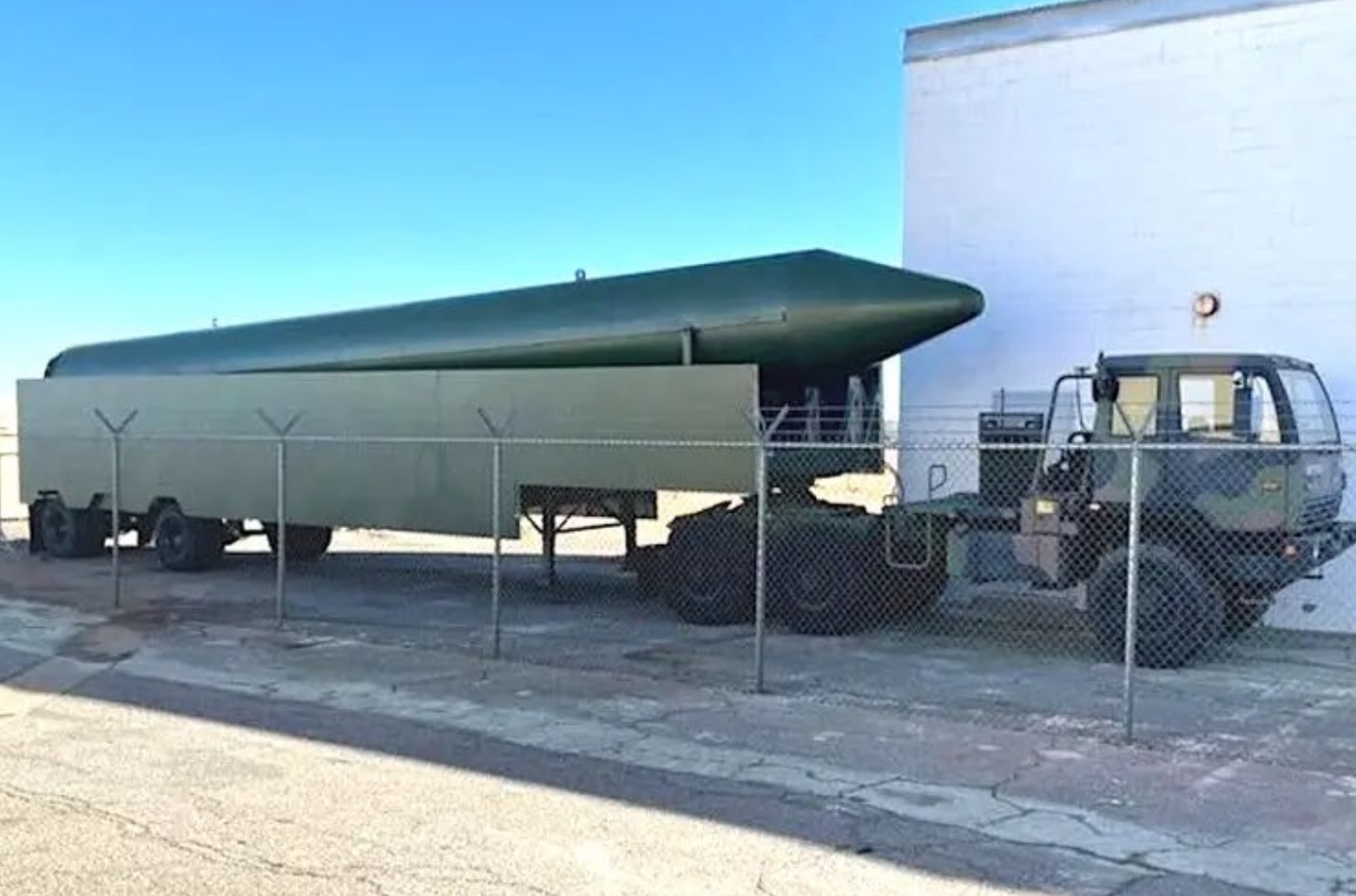 美军在VS22演习中拉出来的导弹模型,疑似模拟我“东风”系列导弹