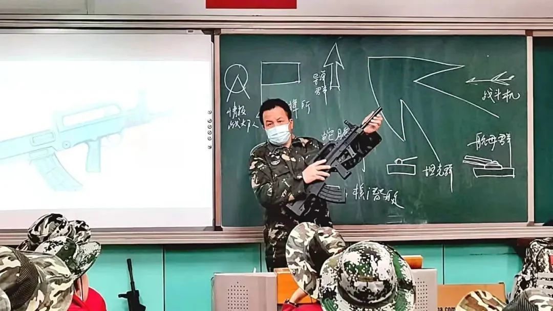 王永军正在为学生上联合作战指挥的国防教育课程（受访者供图）