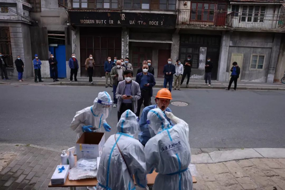 5月17日，上海市崇明区，居民正在排队做核酸。中青报·中青网记者 李强/摄