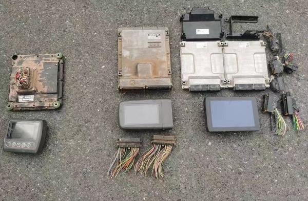 被盗的挖机电脑板 本文图均由警方提供