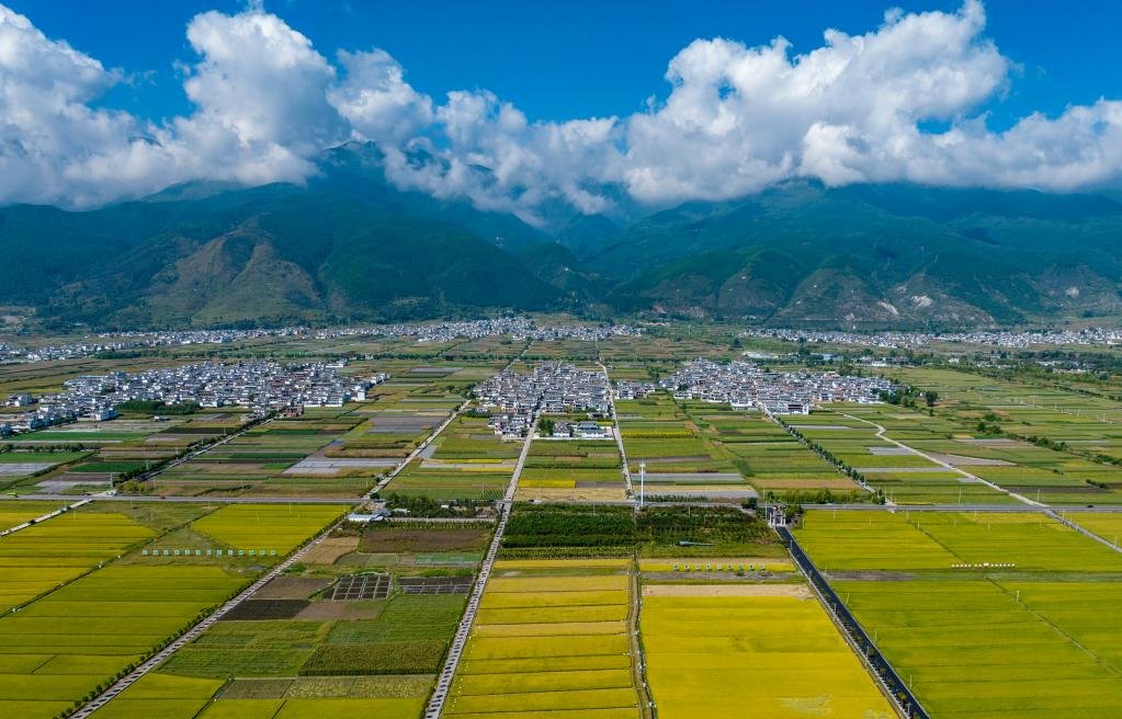这是苍山及田野景观（无人机照片，2022年9月27日摄）。新华社记者 陈欣波 摄