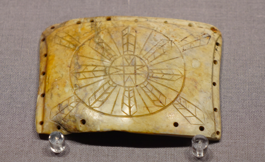 八角星纹玉板 新石器时代