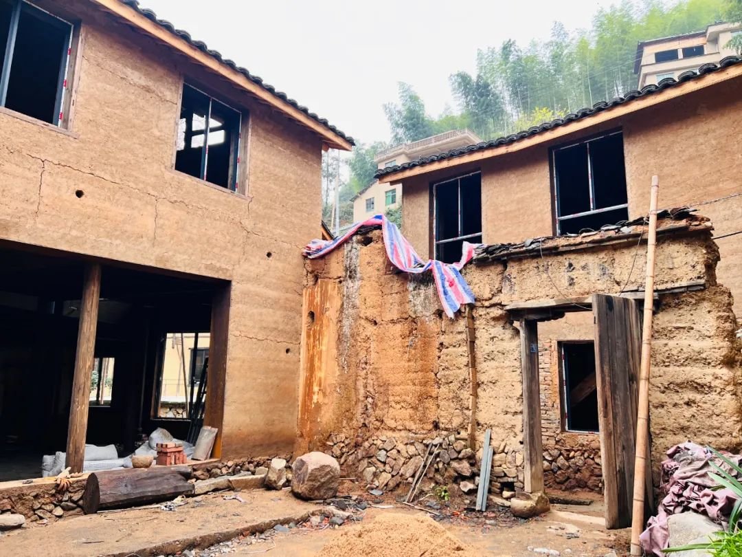在松阳县三都乡松庄村,正在修缮的老屋,特意保留了半坯老墙。
