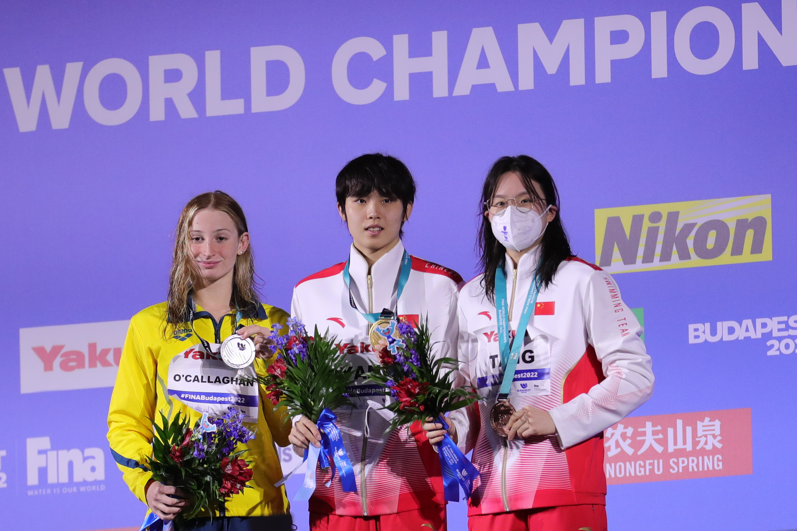 女子200米自由泳颁奖仪式上，冠军杨浚瑄（中）、亚军奥卡拉汉（左）和季军汤慕涵合影。新华社记者郑焕松摄