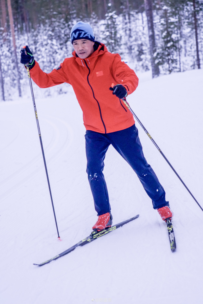陈盆滨学习滑雪。