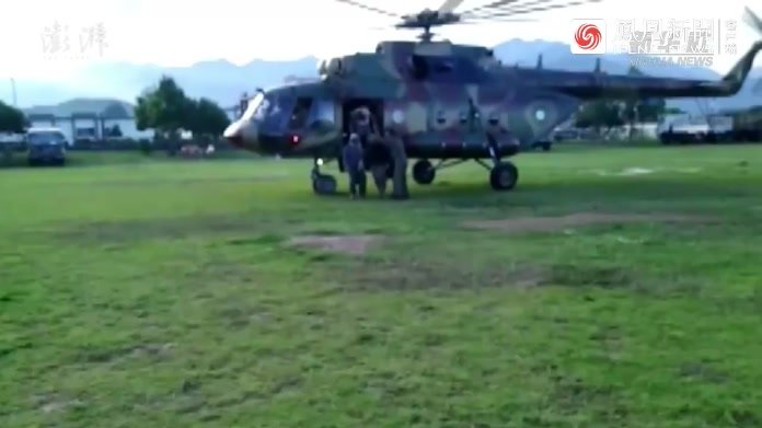 巴基斯坦洪灾救援现场：4架直升机转移百余名受困民众