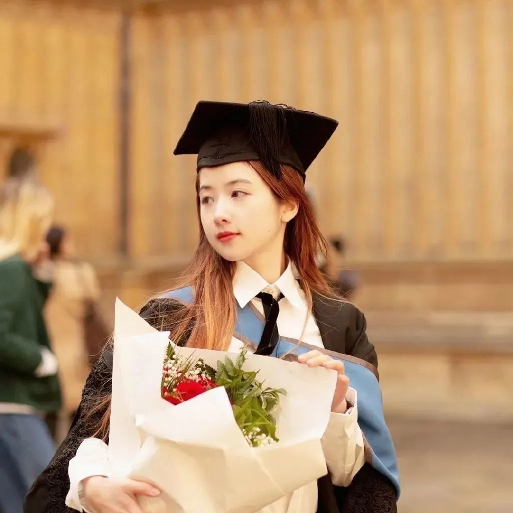 28岁的牛津女博士朱朱发布了一条vlog，宣布自己“以牛津年级第一的成绩从数学建模系硕士毕业”，不料却引来一片“造假”“摆拍”“网红”等质疑