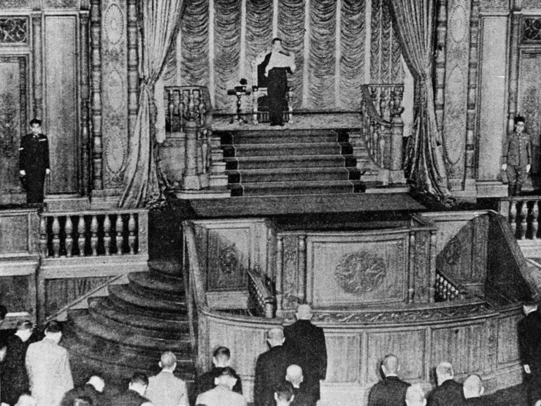 1945年8月15日，日本天皇裕仁广播“终战诏书”，宣布日本无条件投降。图为日本天皇在议会宣布投降。新华社发