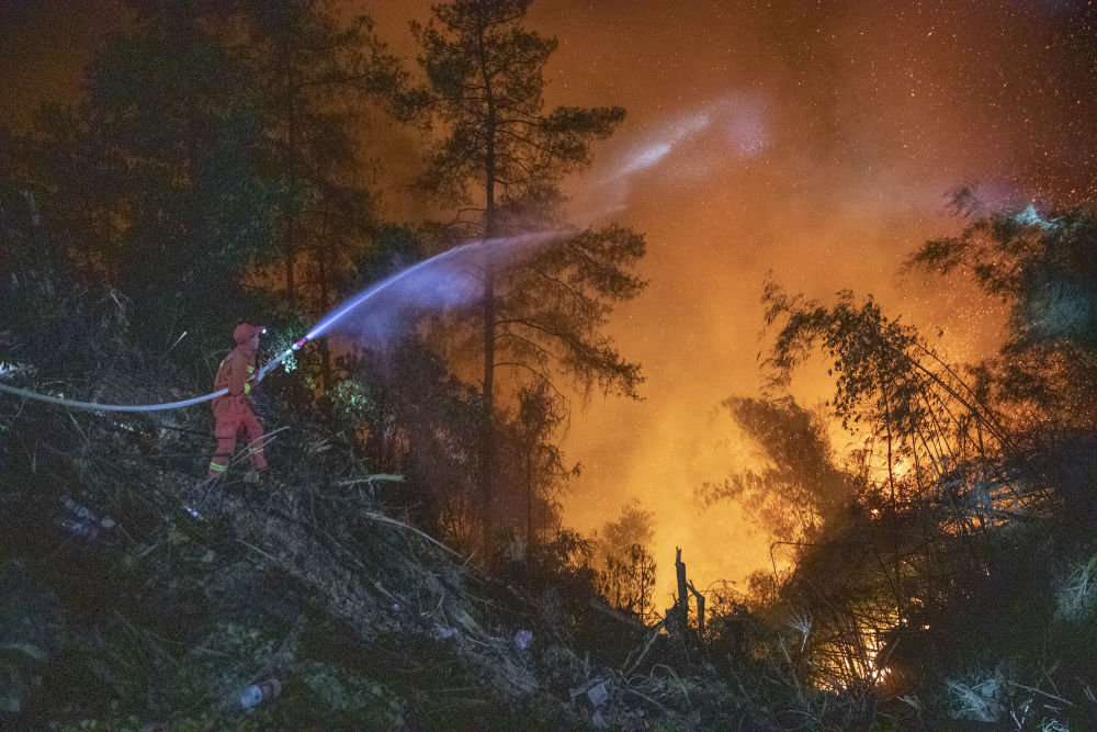冲向重庆山火的骑手没必要知道我的名字