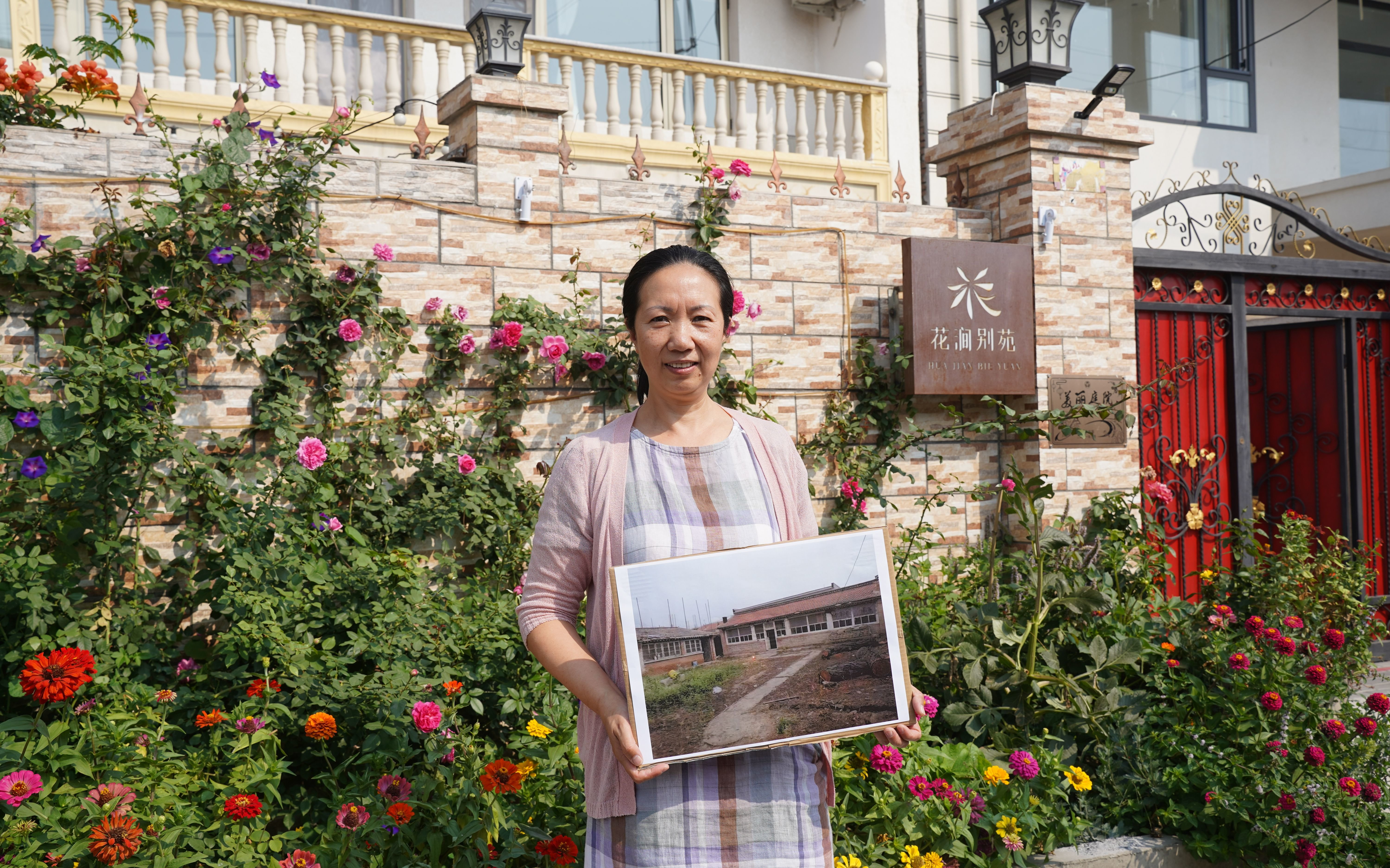 后黑龙庙村村民周秀华，站在她开的民宿花涧别苑前。新京报记者 王巍 摄