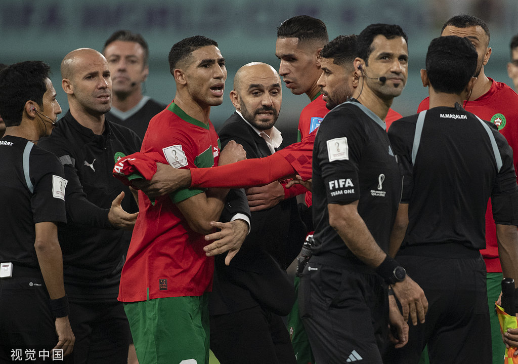 摩洛哥队赛后围着裁判讨要说法。