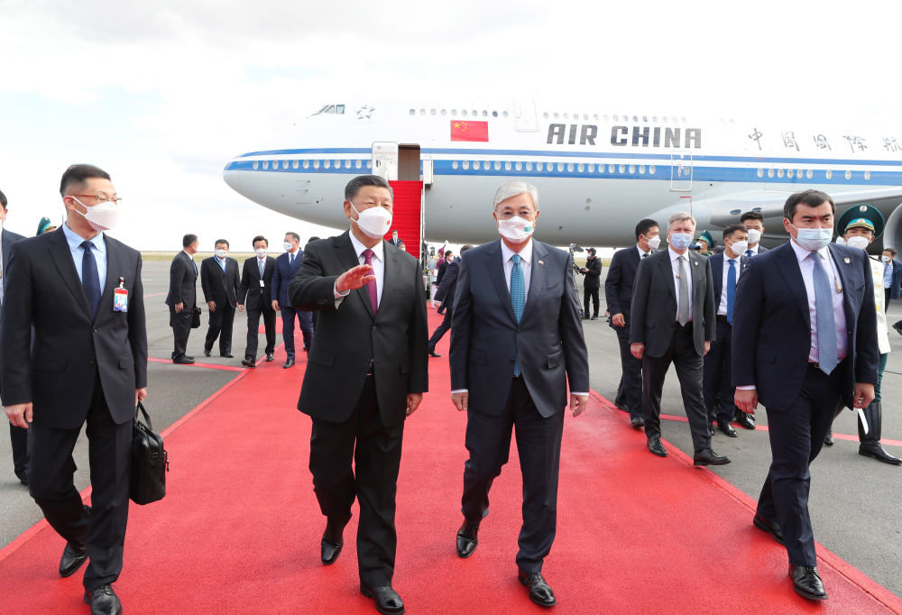 当地时间9月14日下午，国家主席习近平乘专机抵达努尔苏丹国际机场，开始对哈萨克斯坦共和国进行国事访问。哈萨克斯坦总统托卡耶夫率政府副总理兼外长特列乌别尔季、努尔苏丹市市长库里吉诺夫等高级官员在机场热情迎接。新华社记者姚大伟摄