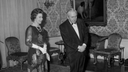 1976年，英国女王伊丽莎白二世与首相哈罗德&middot;威尔逊在唐宁街。图自BBC