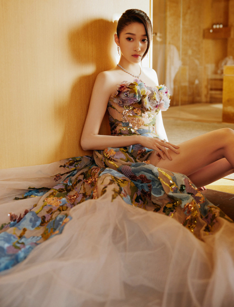 关晓彤出席第33届飞天奖颁奖典礼 穿立体花朵高定仙女裙绝美_凤凰网