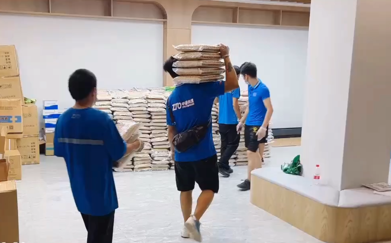 浙江義烏
：攜手保供，他們一直在抗疫一線