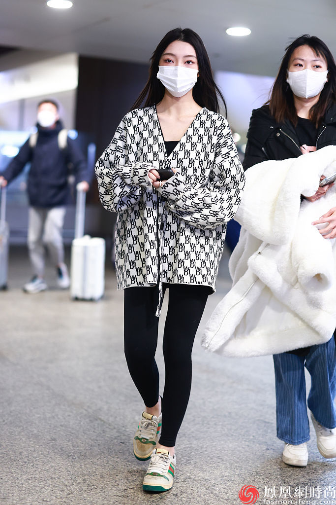 李紫婷造型时尚现身机场,穿针织开衫搭配鲨鱼裤__凤凰网