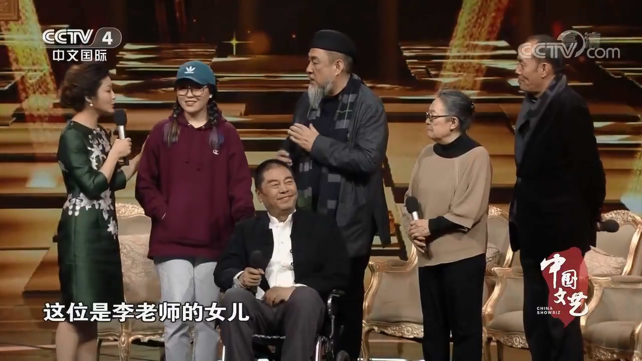 李靖飞参加央视国际的《中国文艺》节目时，是坐着轮椅来的