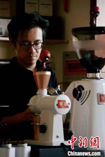 孙绍轩制作咖啡。　受访者供图