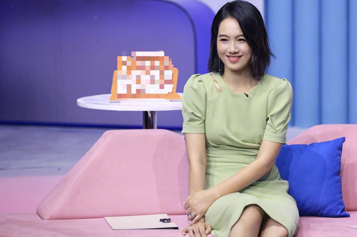 41岁朱丹带俩娃街头游玩 5岁女儿身高出众_凤凰网