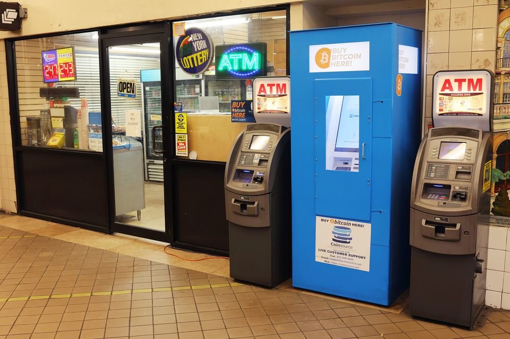 纽约布鲁克林一个地铁站里的比特币自动取款机。图片来源：彭博社