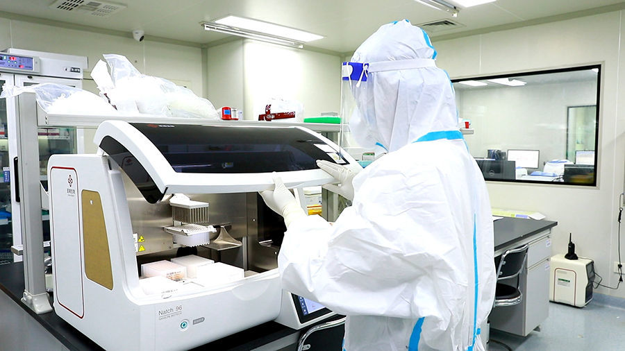 上机提取核酸(受访者供图)