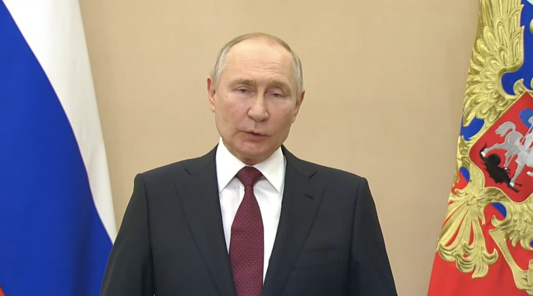 俄罗斯总统普京当天向上合组织和独联体成员国国防部长会议与会者发表视频讲话。图自俄媒