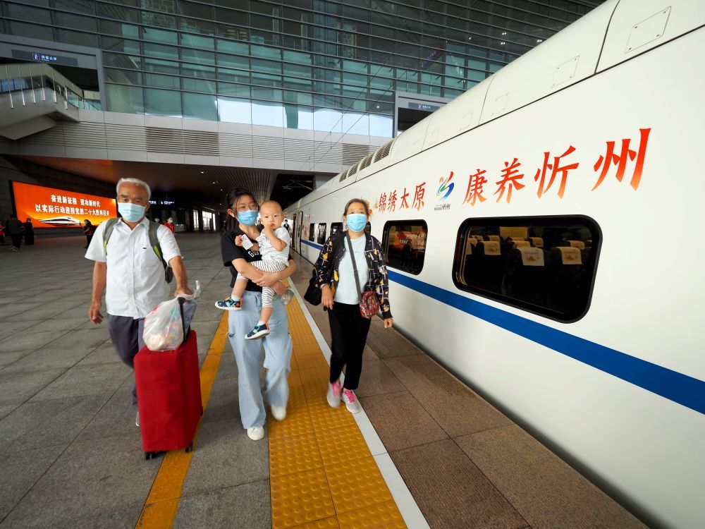 乘客在山西太原南站准备乘坐D5306次动车组列车(2022年7月4日摄)。新华社发(张炯摄)