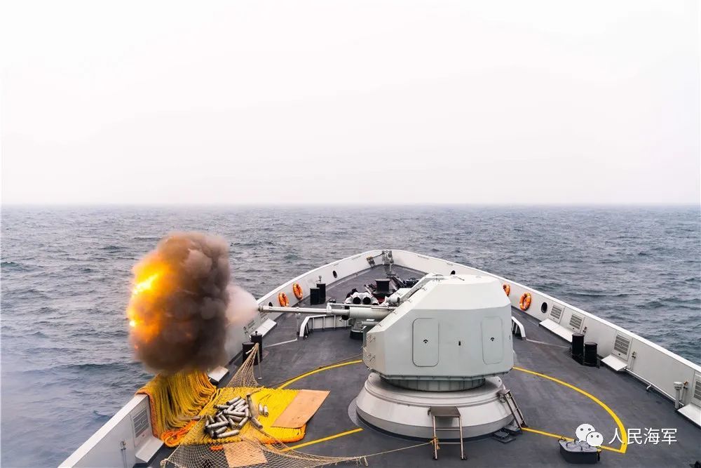 “海洋之杯”水面舰艇专业比赛“舰炮对海射击”比赛科目在青岛附近海域进行，图为临沂舰进行舰炮对海射击。张洋摄