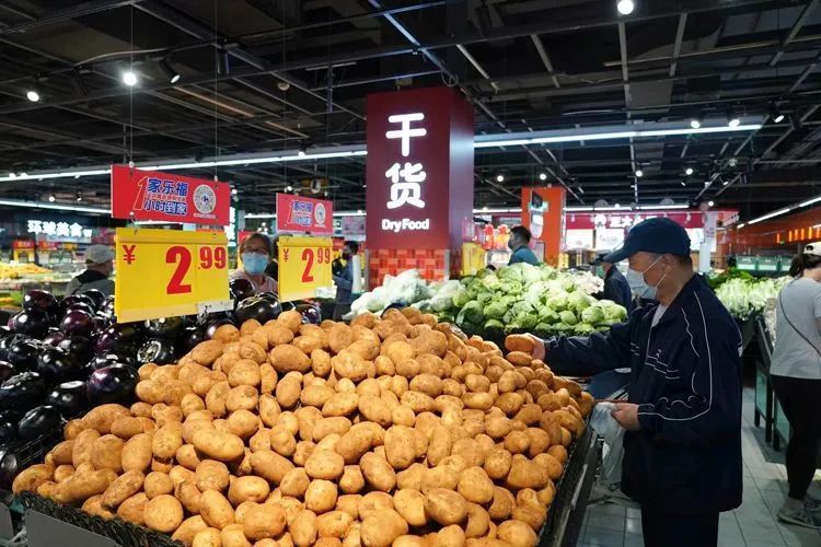 ▲4月26日8时30分家乐福(双井店)开始营业,目前,超市中商品的价格、品类、数量和平时大致相同。