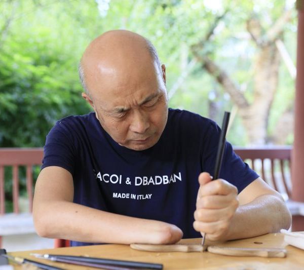 董事长谭传华雕刻木梳本报记者王晓慧 北京报道位于谭木匠工厂的c3