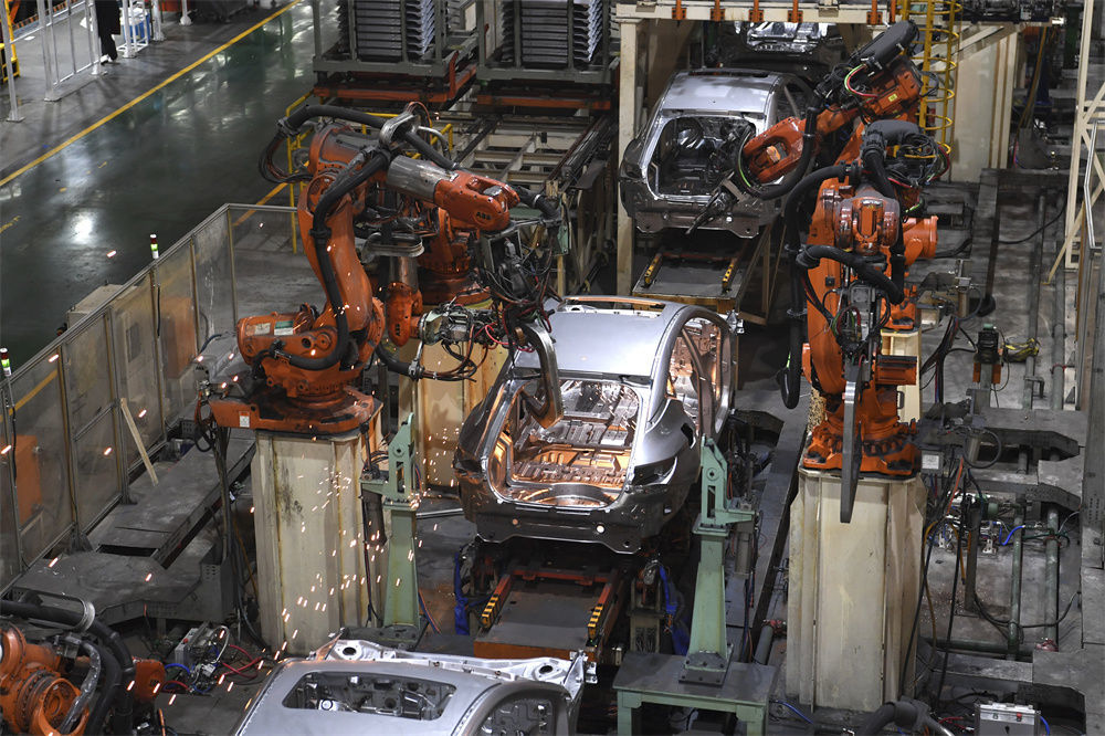 工业机器人在江淮汽车乘用车焊接车间生产线上工作(2月22日摄)