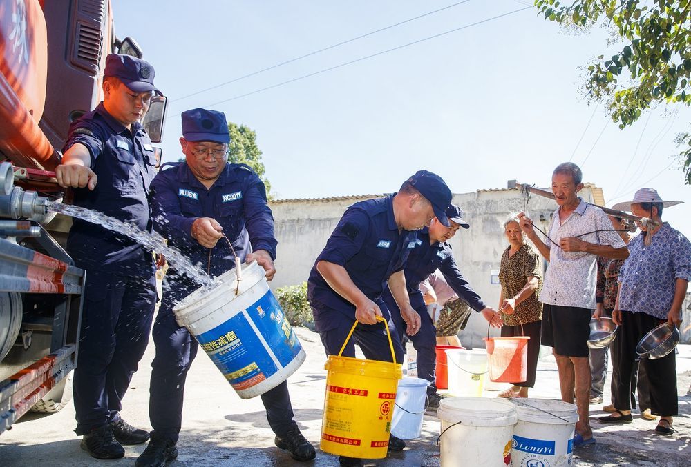 重庆市南川区综合应急救援队队员为群众送水。（受访者供图）