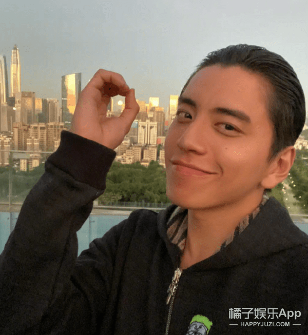 王大陆发型日常成灾难王嘉尔因礼服上热搜邓伦红毯中规中矩