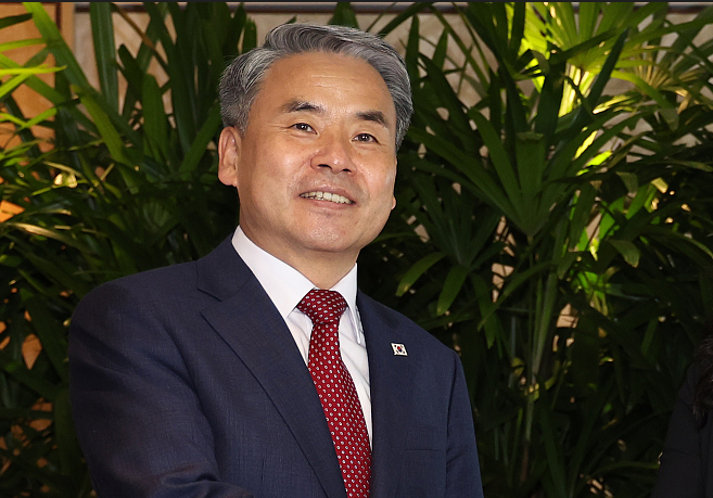 韩国国防部长官李钟燮 视觉中国 图