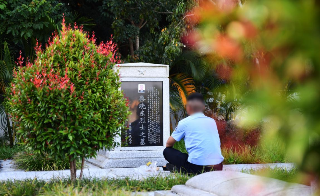 小左带着鲜花和蔡晓东生前最喜欢吃的烧烤、炒米干来看他。