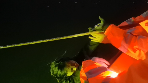 消防员救援落水女子。水上消防供图 华龙网-新重庆客户端发