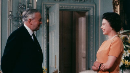1969年，首相哈罗德&middot;威尔逊觐见英国女王伊丽莎白二世。图自BBC