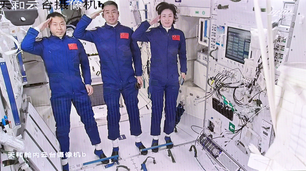6月5日在北京航天飞行控制中心拍摄的进驻天和核心舱的航天员陈冬（中）、刘洋（右）、蔡旭哲向全国人民敬礼的画面。新华社记者 李鑫 摄