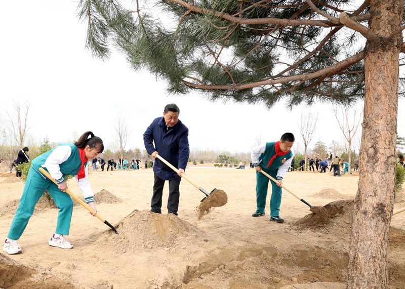 2022年3月30日，習近平等黨和國家領導人來到北京市大興區黃村鎮參加首都義務植樹活動。這是習近平同大家一起植樹。新華社記者 黃敬文 攝