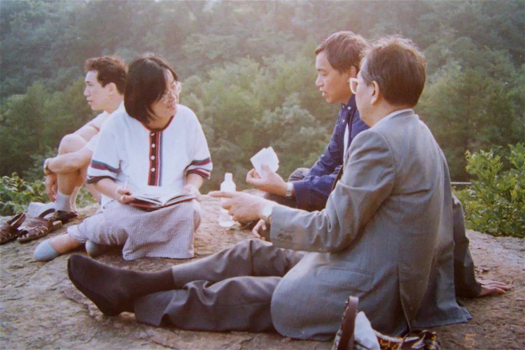 ▲1996年和松居直（右一）、唐亚明在探访武陵源的路上休息