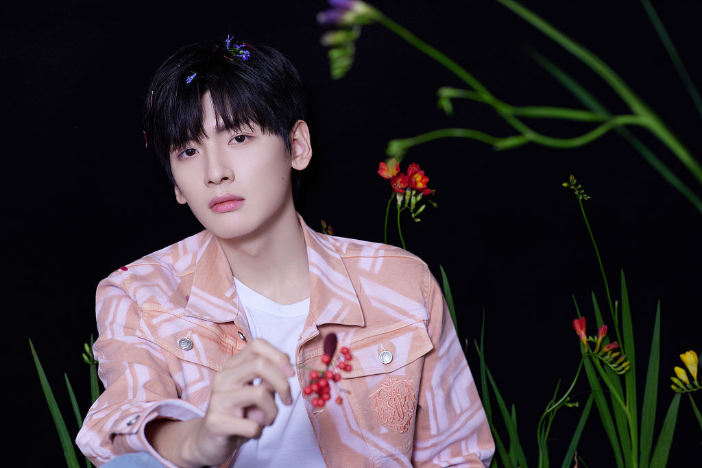 翟潇闻发布花朵写真录制没谈过恋爱的我粉色夹克造型优雅帅气