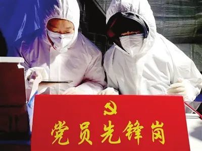 东丽区万新街道欣园社区党员先锋岗为群众开展核酸筛查。本报资料照片