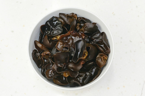 国内市场上被广泛销售的木耳属种已达到七八种,其中以黑木耳,皱木耳